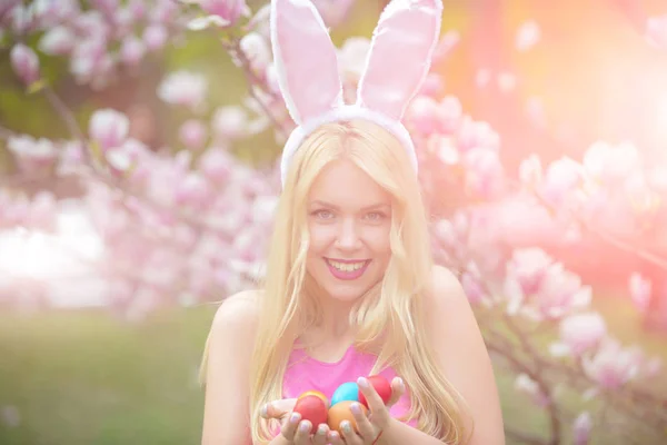 Paaseieren Vrouw Bunny Oren Sensuele Vrouw Magnolia Met Kleurrijke Eieren — Stockfoto