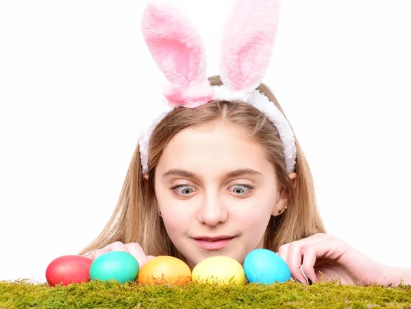 Sürpriz Kız Tavşan Kulakları Paskalya Gününde Giymek Boyalı Yumurta Yeşil — Stok fotoğraf