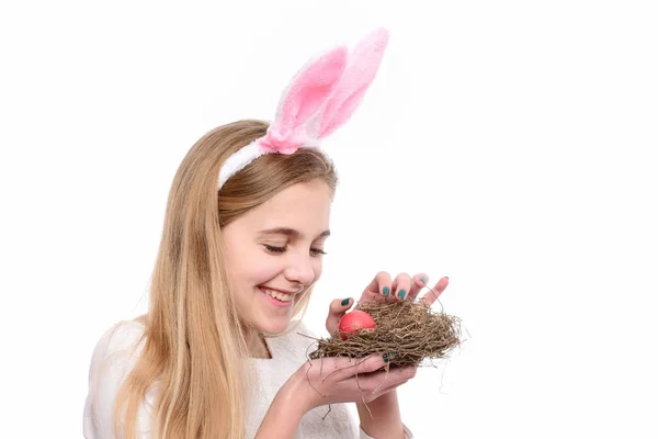 Chica Con Huevo Pintado Cesta Caza Pascua Una Mujer Sonriente —  Fotos de Stock