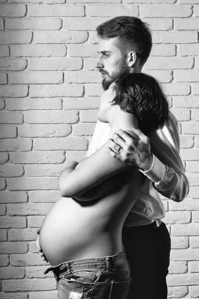 Homme barbu et jolie femme enceinte avec ventre rond nu — Photo