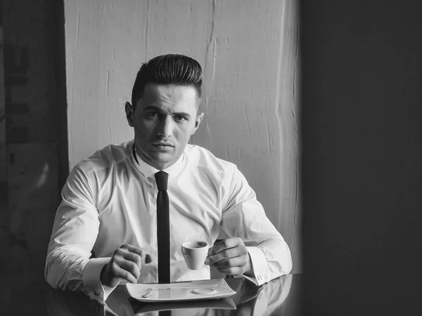 Ο άνθρωπος κατέχει φλιτζάνι καφέ — Φωτογραφία Αρχείου