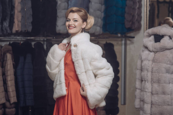 Женщина в шубе, шопоголик. Шоппинг, продавец, модель, клиент. чувственная женщина в мехе, роскоши, мешках с деньгами, бизнесе. Мода и красота, зима, мех. Покупки, покупки, бизнес, мешки с деньгами
.