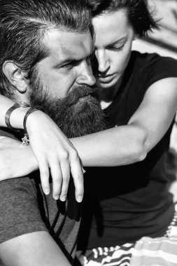 genç çifte sarılma