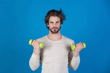 barbell ile uyku modundan çıkarma sonra kadar sabah, spor ve sağlık, enerji ve fitness eğitim iç çamaşırı dağınık saçlı adam