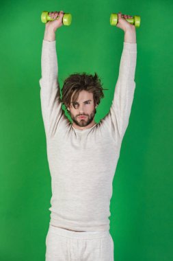 Enerji ve spor başarı, Koç. Adam egzersiz yaptıktan sonra uyan, fitness. Barbell ile iç çamaşırı eğitim atlet. Sabah egzersiz ve sağlıklı bir yaşam tarzı. Sporcu, yeşil zemin üzerine adam.