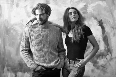 Güzel kız sarılma sakallı adam