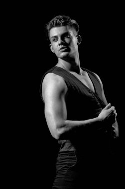 Yakışıklı adam unbuttoning yelek kas el ile