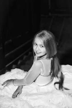 oturma küçük kız