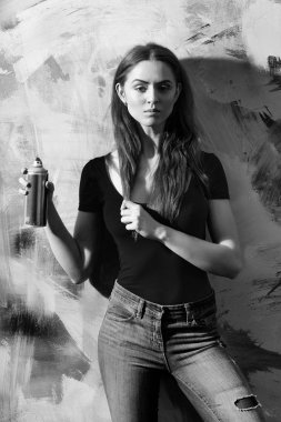 Güzel bir kız ya da sprey boya şişeyle güzel ressam