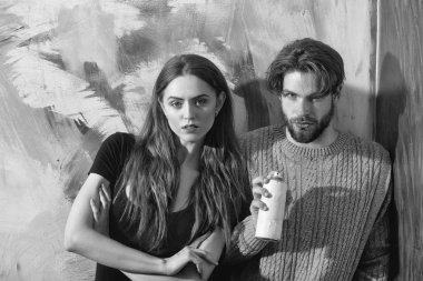 Sakallı adam veya ressam sprey şişe ve güzel kız