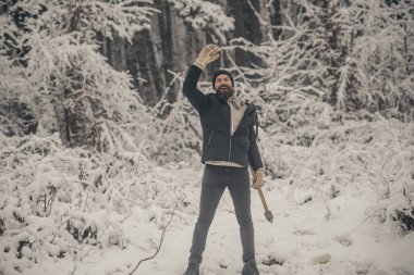 Adam oduncu balta ile termal ceketli.