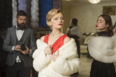 İnsanlar arasında kürk manto, kıskançlık, ihanet, lüks.