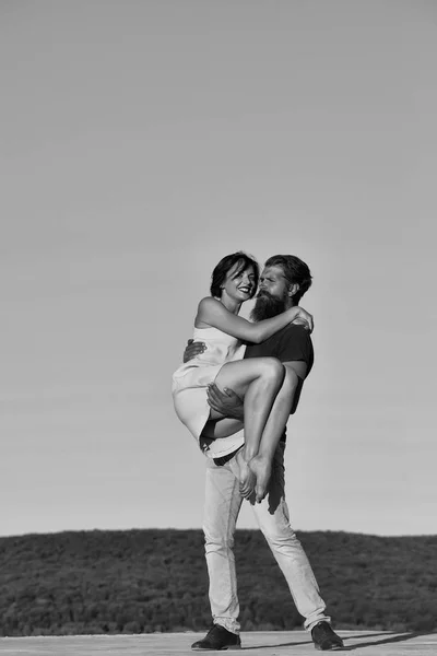 Jovem casal no céu azul — Fotografia de Stock