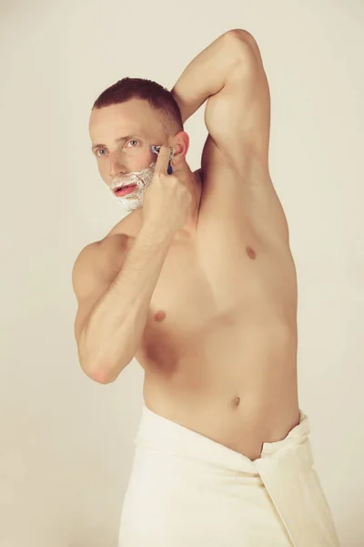 Holení sexy muž ořezávání s břitvou. — Stock fotografie