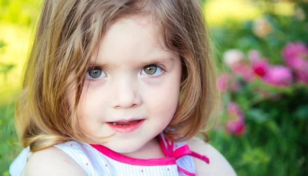 Dítě dívka s hnědýma očima na roztomilý obličej — Stock fotografie