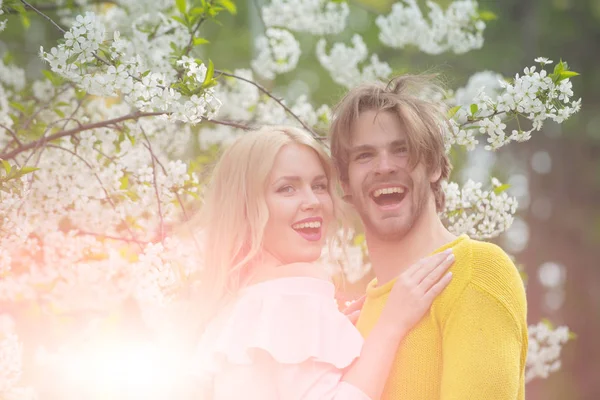 Hombre y mujer en primavera, Pascua . —  Fotos de Stock