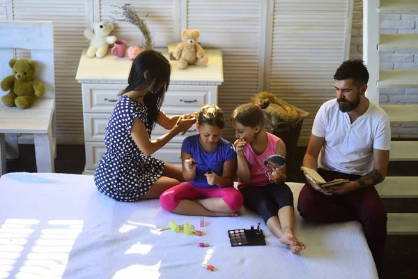 La familia se sienta en un elegante dormitorio —  Fotos de Stock