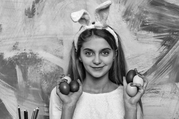 Ευτυχισμένος κορίτσι Πάσχα στα αυτιά λαγουδάκι με αυγά, μολύβι σετ — Φωτογραφία Αρχείου
