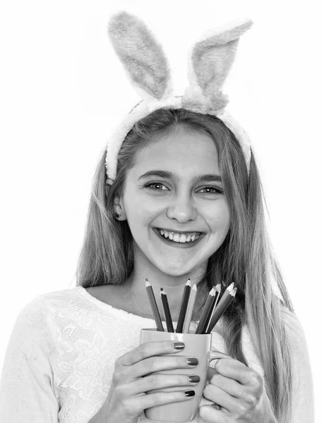 Szczęśliwa dziewczyna w uszy królika z kolorowy ołówek w Pucharze — Zdjęcie stockowe