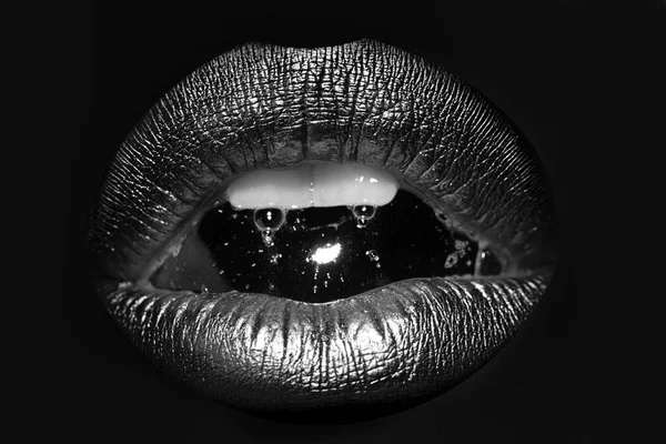 Kabarcıklı kadın dudakları — Stok fotoğraf