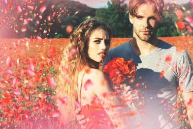 İki açık havada eğleniyor. Aşık Çift