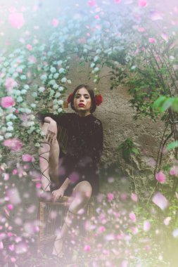 Güneşli bahar günü kadında. Güneşli bahar günü.