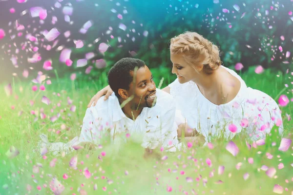 Ungt par i blommande äng. Par ha kul i blommande park — Stockfoto
