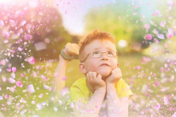봄 날에 풀밭에 귀여운 아이입니다. 여름 날에 풀밭에 귀여운 자식. — 스톡 사진