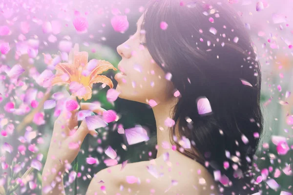 Dziewczyna z kwiatami. Dziewczyna w kwiaty — Zdjęcie stockowe