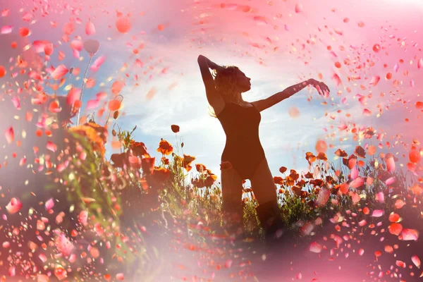 Menina doce em flores de primavera. Flores de primavera no prado — Fotografia de Stock