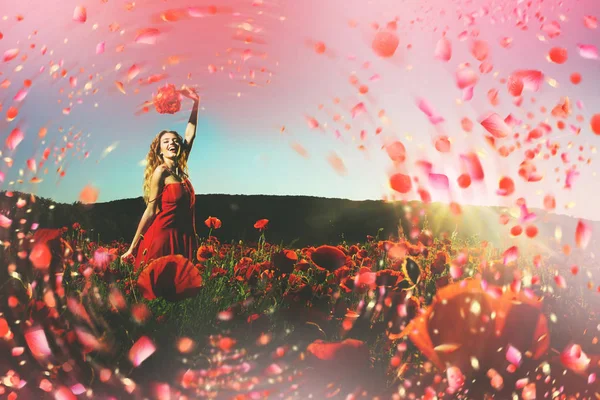 Mujer en soleado día de primavera. Soleado día de primavera . — Foto de Stock