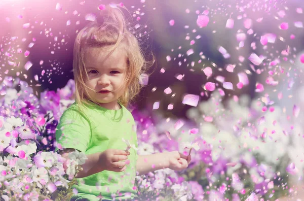 Un bambino felice. Ragazzo nei fiori — Foto Stock