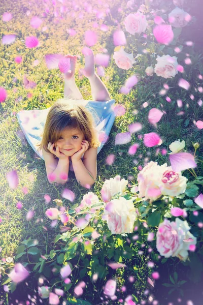 Cute Kid Plaing Spring Meadow — Stock Photo, Image