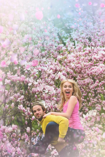 Couple s'amuser dans ensoleillé jour de printemps — Photo
