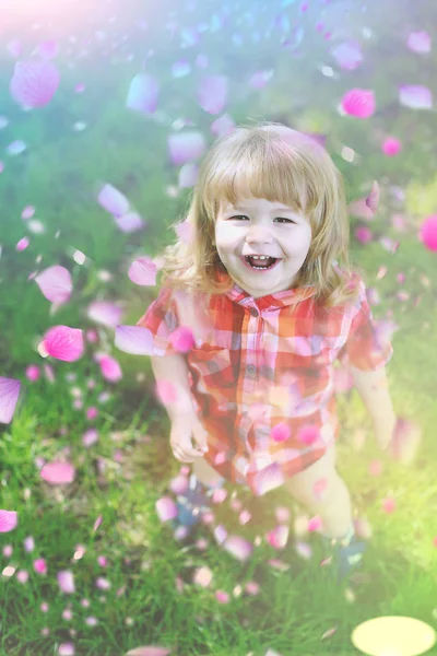 Bambino felice nei fiori. Ragazzo nei fiori — Foto Stock