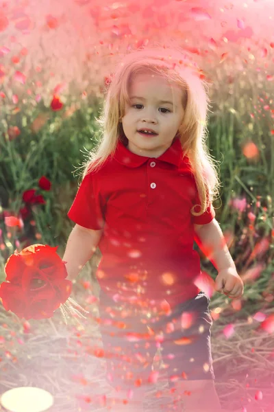 Bambini felici in un giorno di sole. Bambino divertirsi con i fiori — Foto Stock