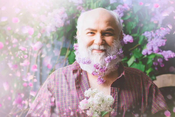 Un hombre sexy en el prado. Hombre en flores — Foto de Stock