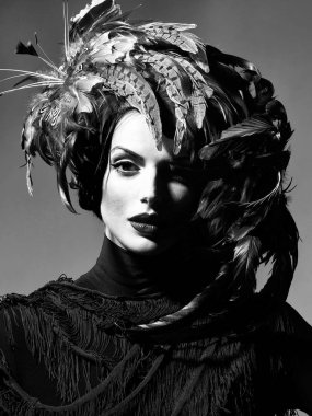 genç seksi kadın veya kız güzel tüy şapka kahverengi renkli olarak halloween veya karnaval tatil kostüm, closeup güzel yüzünde kırmızı dudaklar