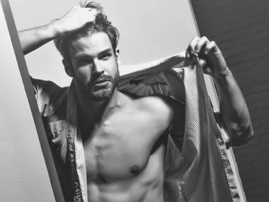 Sakal veya sarışın kaslı maço atlet vücut yakışıklı adamla düğmeleri gömlek gösterir altı paketleri ve abs beyaz arka plan üzerinde kas gövde üzerinde