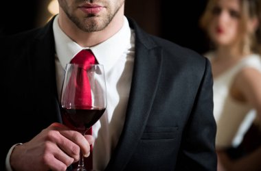 Tarih ve toplantı, kadeh şarap el adam ya da işadamı sakallı ve saç modeli ile yakın kadın ayna, kırmızı kravat resmi kıyafeti sakin ol, bar ve Restoran, sommelier, tatma ve tadım