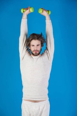 Enerji ve spor başarı, Koç. Barbell ile iç çamaşırı eğitim atlet. Sabah egzersiz ve sağlıklı bir yaşam tarzı. Adam egzersiz yaptıktan sonra uyan, fitness. Sporcu, adam mavi zemin üzerine.
