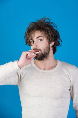 Sakal mavi arka plan üzerinde damat ile mutlu bir adam. İç çamaşırı fırça diş dağınık saçlı adam. Stomatology ve diş bakımı. Sabah yıkama, uyan, günlük hayatın. Hijyen, diş beyazlatma.