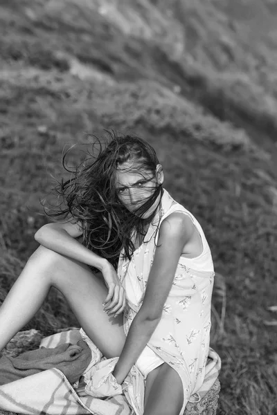 自然の背景に夏の日に毛布を屋外に座っているブルネットの髪とスリムなボディを持つ美少女のセクシーなモデル — ストック写真