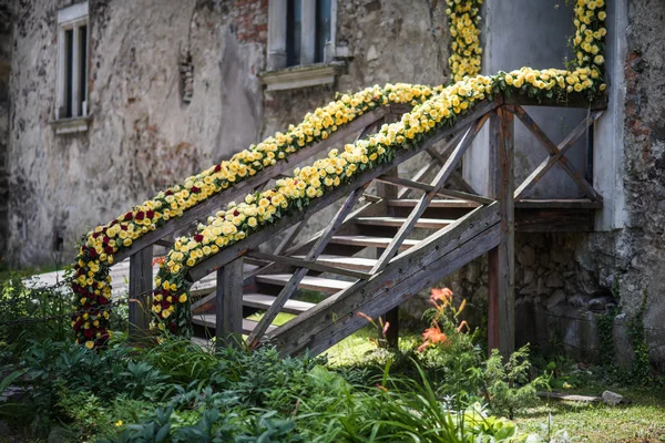 Přední verandu s dekorem květin — Stock fotografie