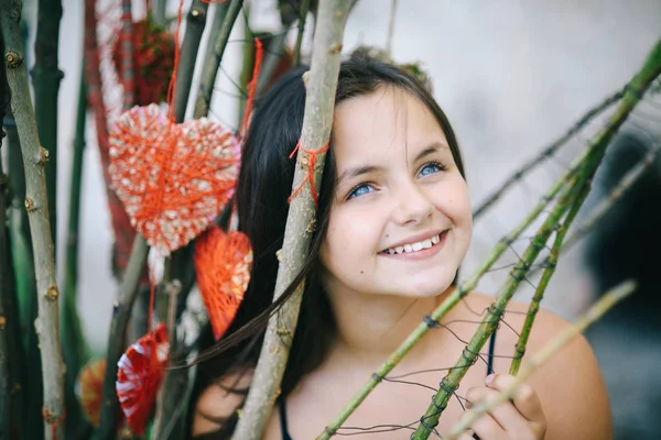 Małe dziecko uśmiech z kwiatów układ — Zdjęcie stockowe