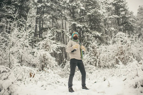 Kış Spor Dinlenme Noel Paten Karlı Ormandaki Sakallı Adam Kışın — Stok fotoğraf