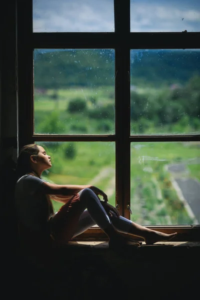 여름 풍경 보기와 창틀에 어린 소녀 잠 — 스톡 사진