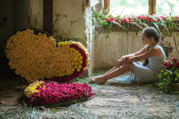 Chica joven con ramos de flores, arreglo floral en casa vieja —  Fotos de Stock