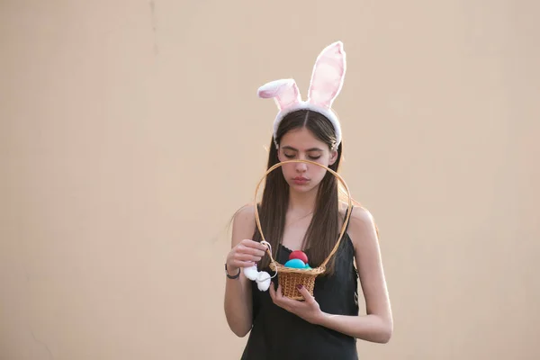 Mujer Pascua Sosteniendo Canasta Mimbre Con Huevos Colores Mujer Con —  Fotos de Stock