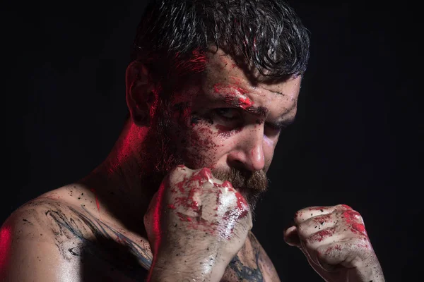 Sport Boxen Kämpfen Mann Kampfposition Mit Blutfarbe Gesicht Fäusten Macht — Stockfoto